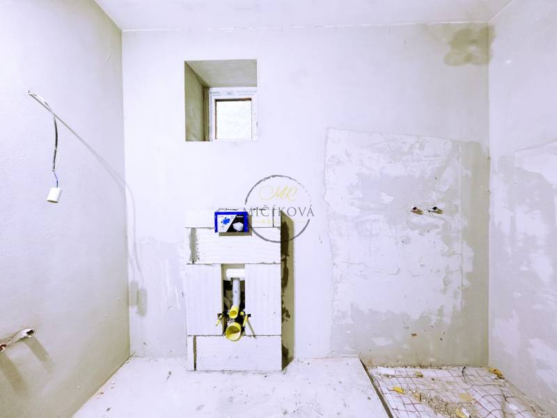 kupelna so sprchovym kutom a toaletou.jpg